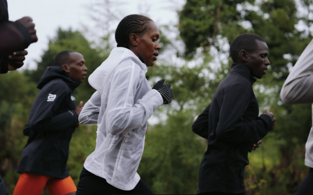 运动员们为场上的挑战做好准备