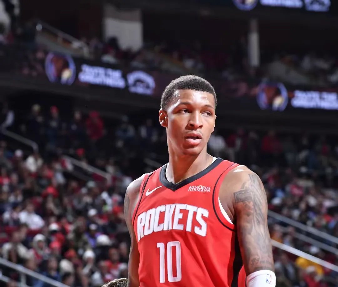 湖人主场胜魔术,稳守榜首位置 湖人主场胜魔术,稳守榜首位置