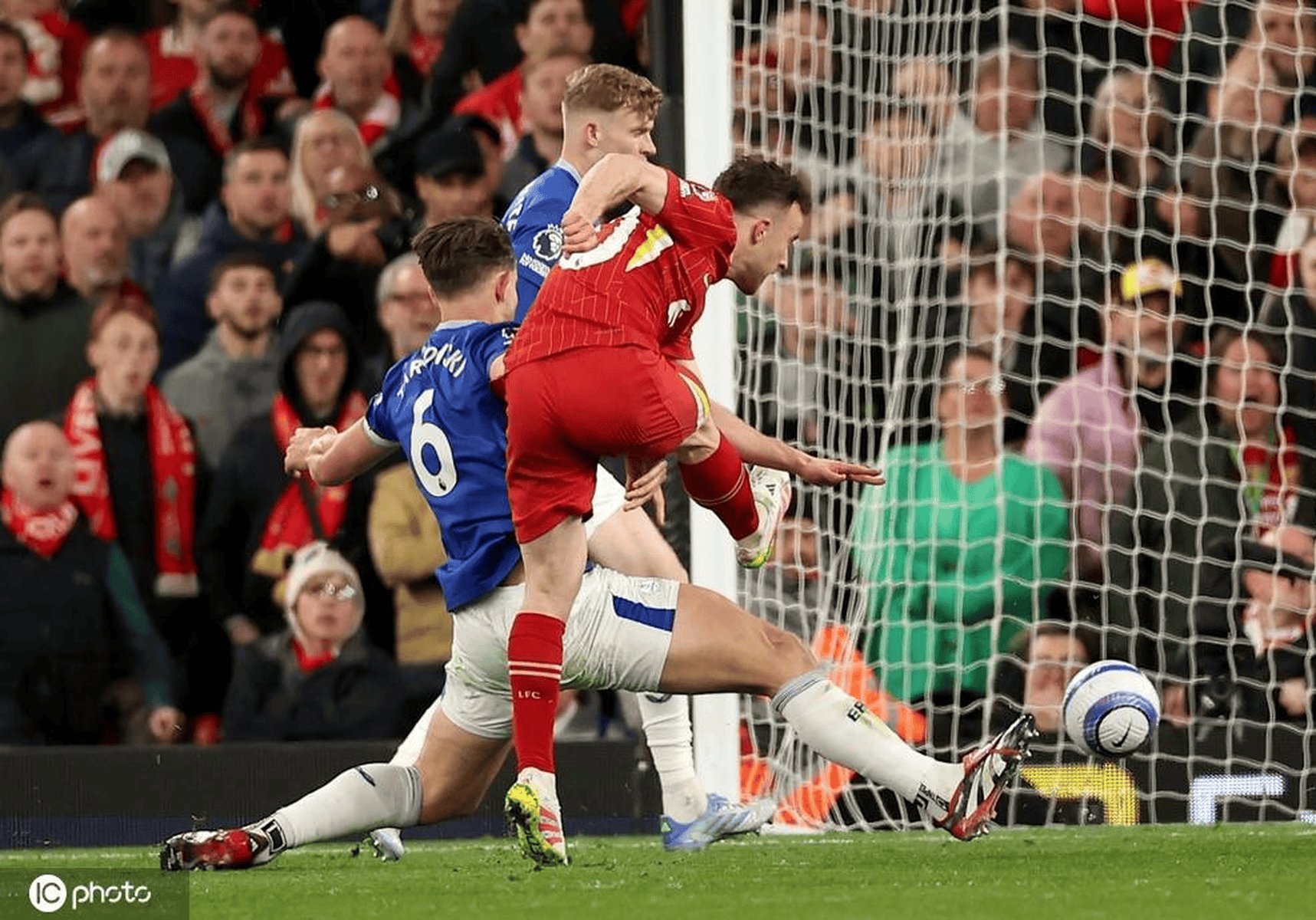 克里斯塔尔宫年轻后卫断球破门，锁定胜局