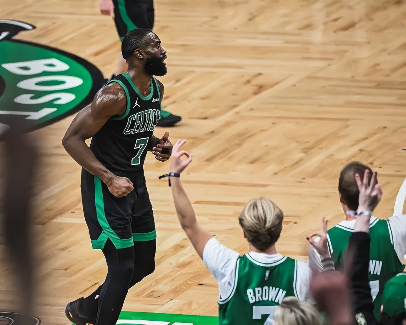 凯尔特人队击败强敌,展现不可战胜之势 凯尔特人队击败强敌,展现不可战胜之势