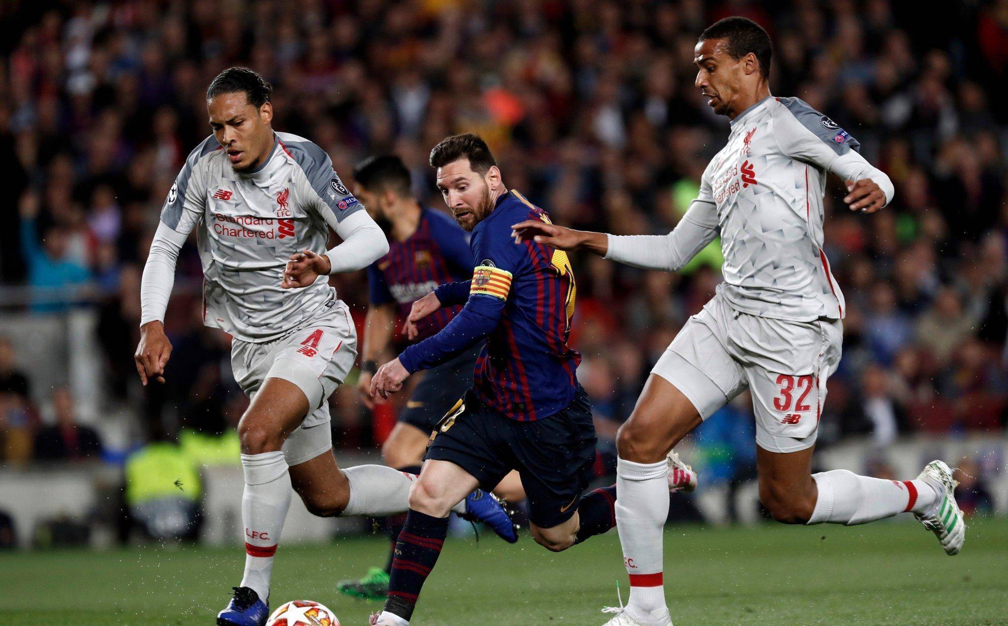 足球赛场上的激烈角逐引人瞩目 足球赛场上的激烈角逐引人瞩目