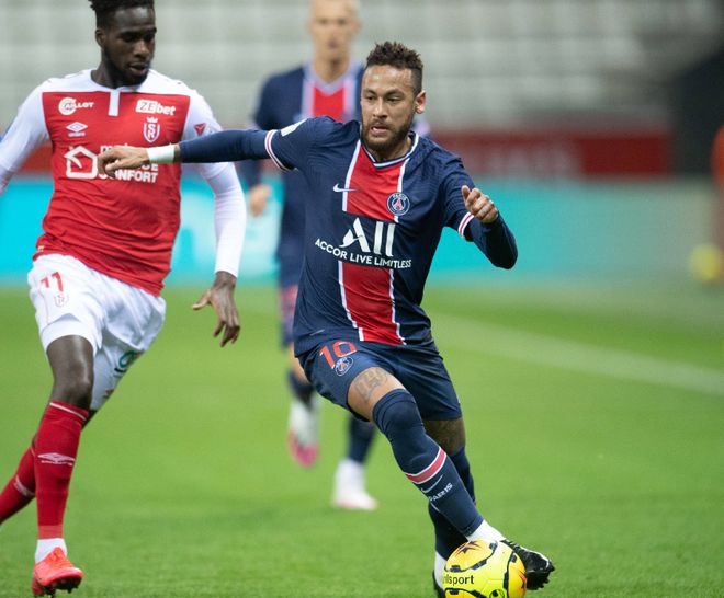 激烈的比赛中，球员们展现出顶级的技术水平的简单介绍