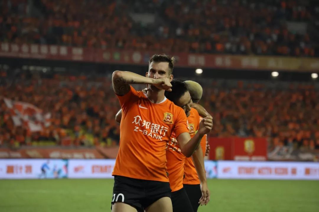 武汉卓尔主场击败大连一方,积分榜攀升 武汉卓尔主场击败大连一方,积分榜攀升