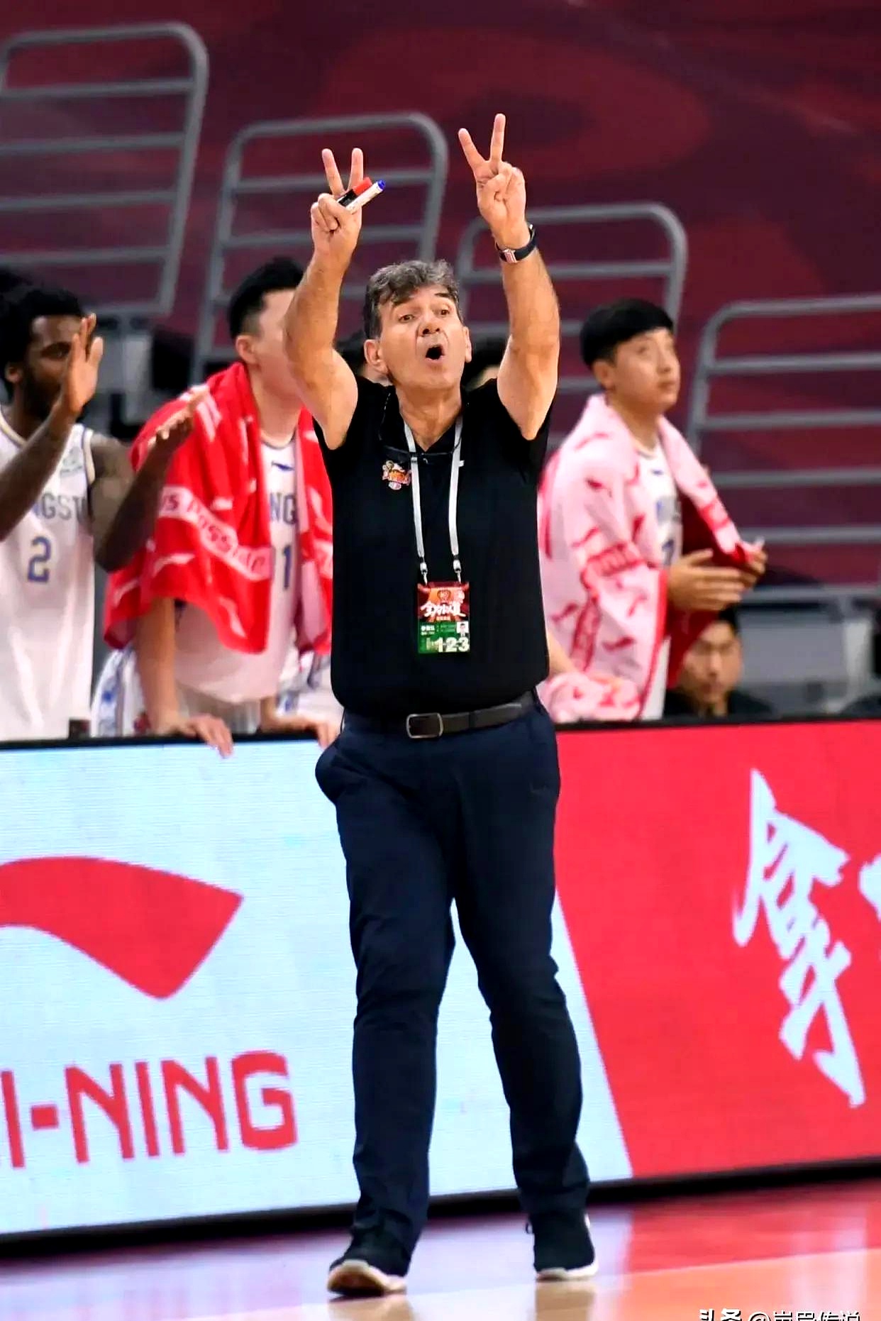 江苏男篮备战迎接挑战，球员全力以赴