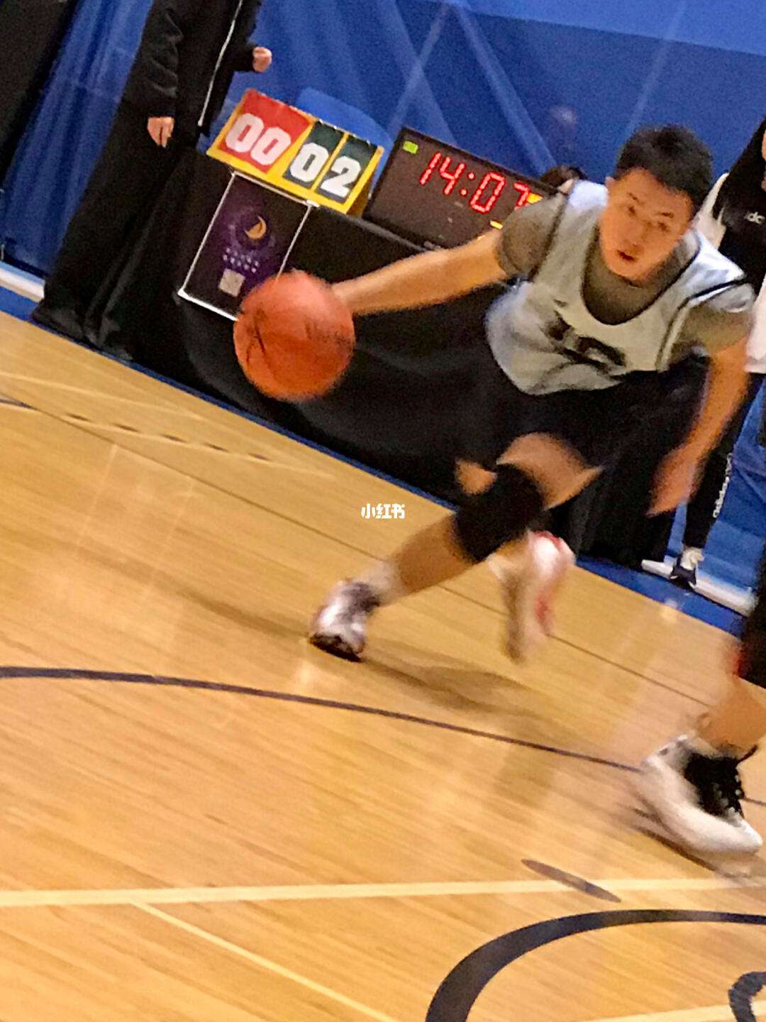 包含温哥华代表团在篮球比赛中取胜的词条