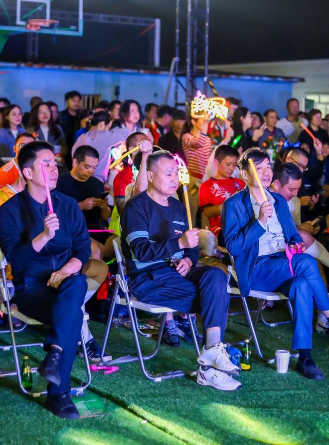 精彩绝伦,全场观众热情欢呼 精彩绝伦,全场观众热情欢呼