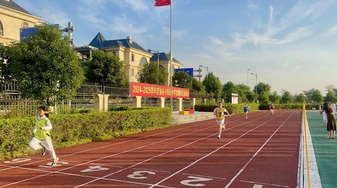 体育健将意气风发，赢得掌声