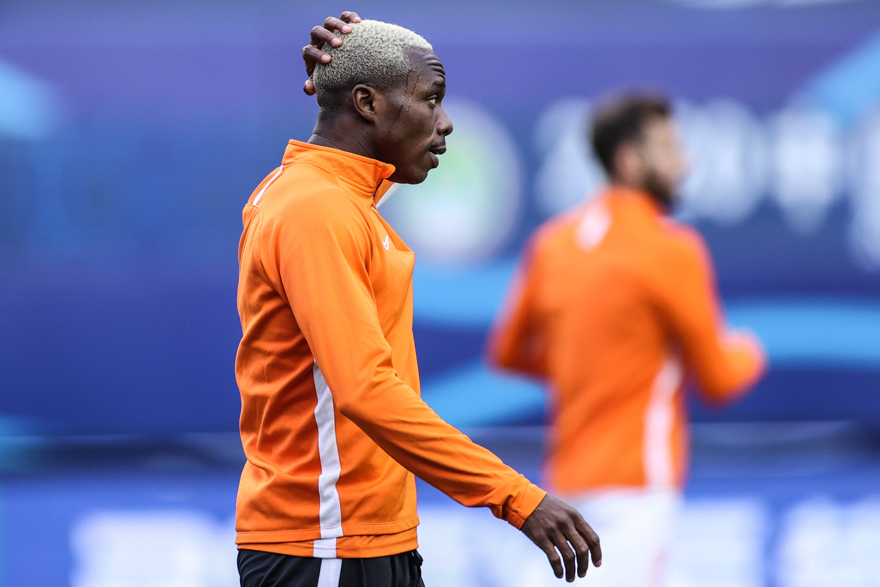 黄海球员备战比赛,力图取得胜利 黄海球员备战比赛,力图取得胜利