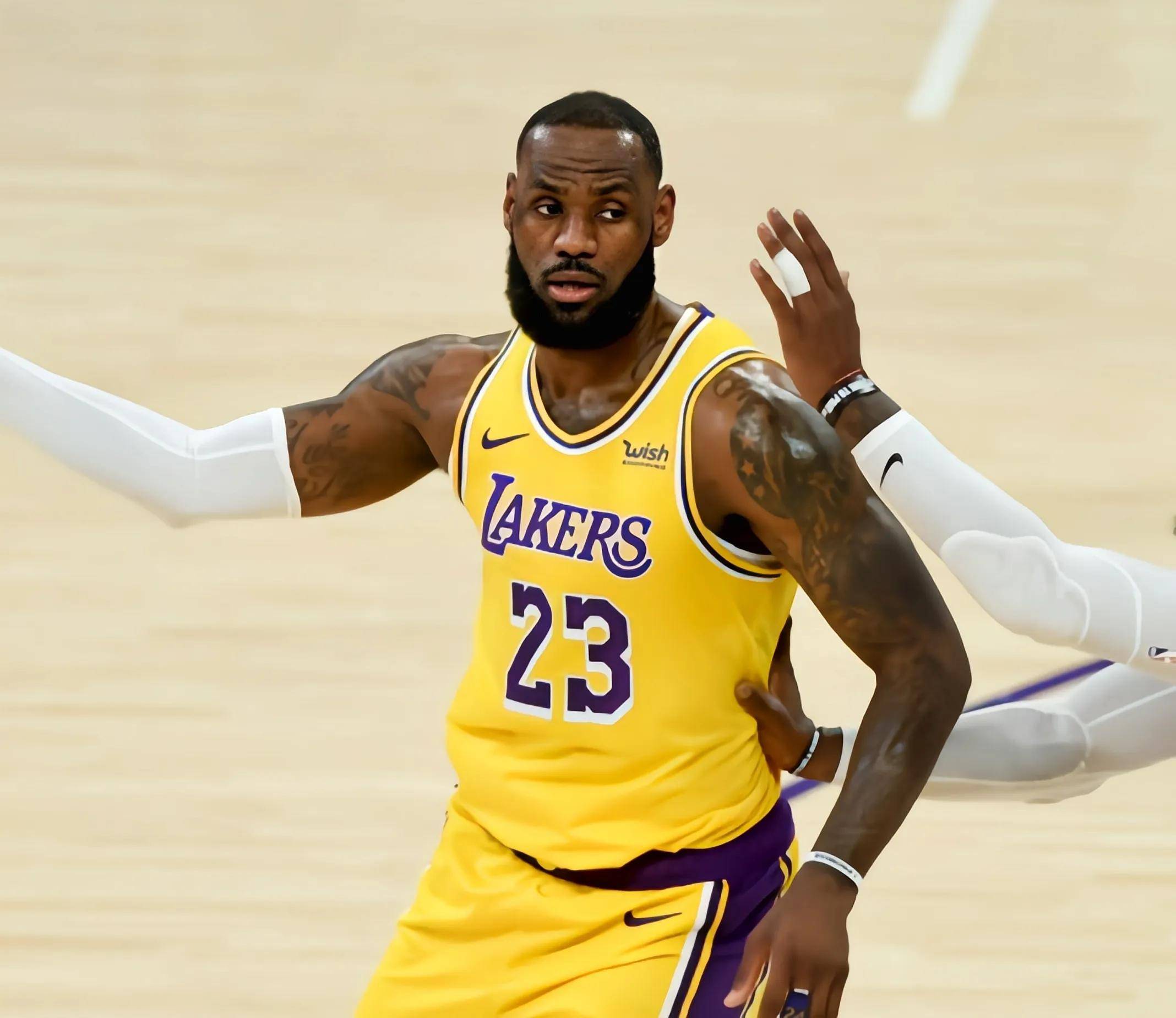 湖人客场击败火箭,迎来三连胜 湖人客场击败火箭,迎来三连胜